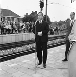 824990 Afbeelding van de opening van het N.S.-station Utrecht Overvecht te Utrecht, tijdens de toespraak door J.H. ...